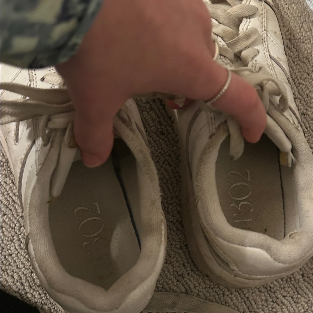 New balance sneakers - Picture 2 of 3